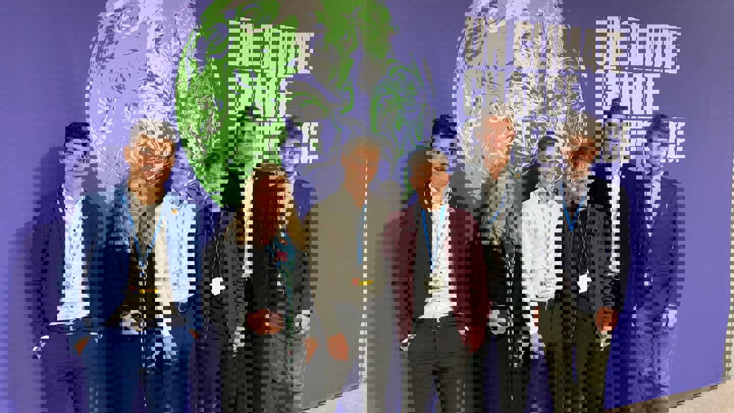 Alexis - un étudiant à la COP26 Alixis Balisman en photo de groupe lors de la conférence COP à Glasgow, 2021